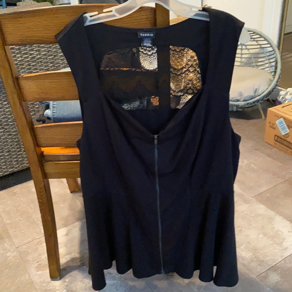 Women’s plus, black sleeveless top
